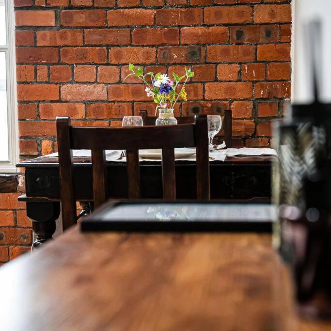 Beautiful 1-Bed Apartment In Grade Listed Warehouse - Victoria Quays, Sheffield City Centre, Free Parking, Pet Friendly, Netflix Екстериор снимка